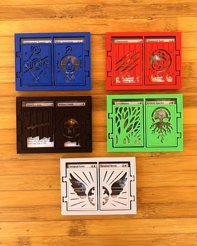 Cinco marcos de puerta de colores, cerrados, con una carta dentro de cada uno